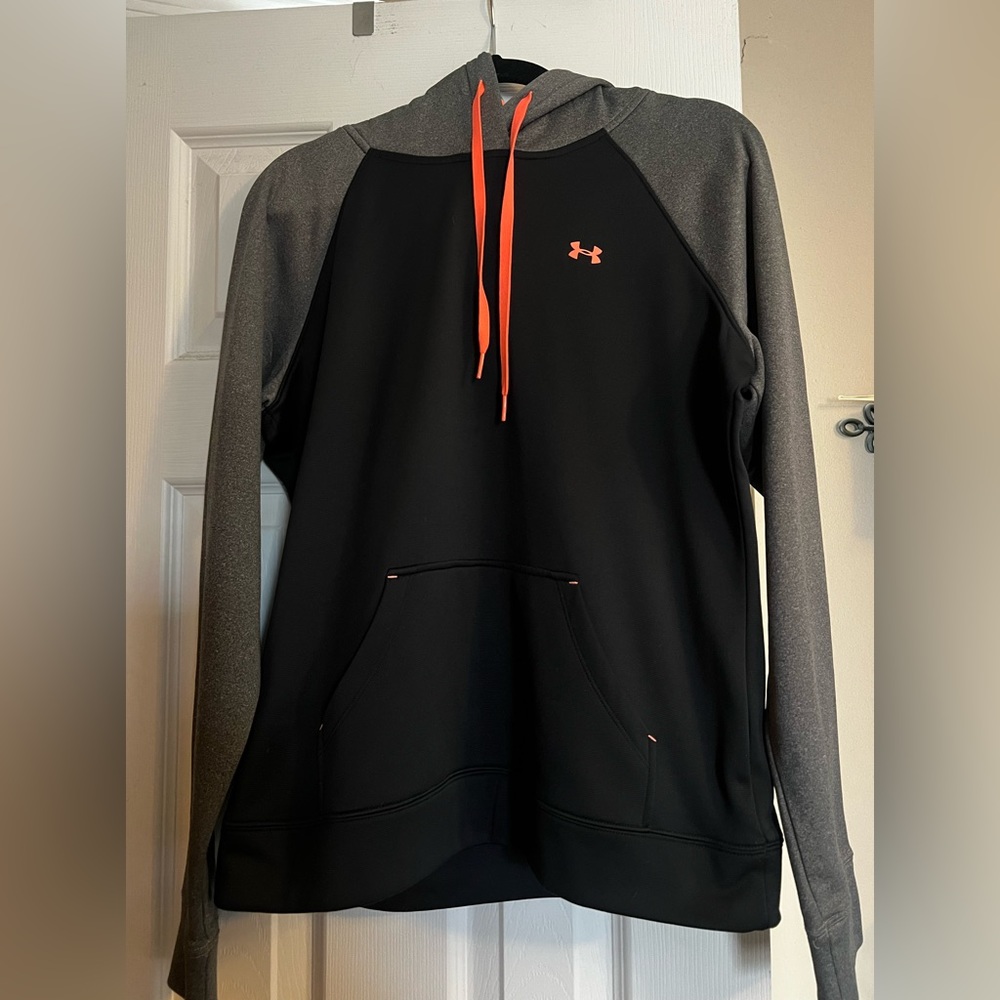 Under armor woman’s hooded sweatshirt M